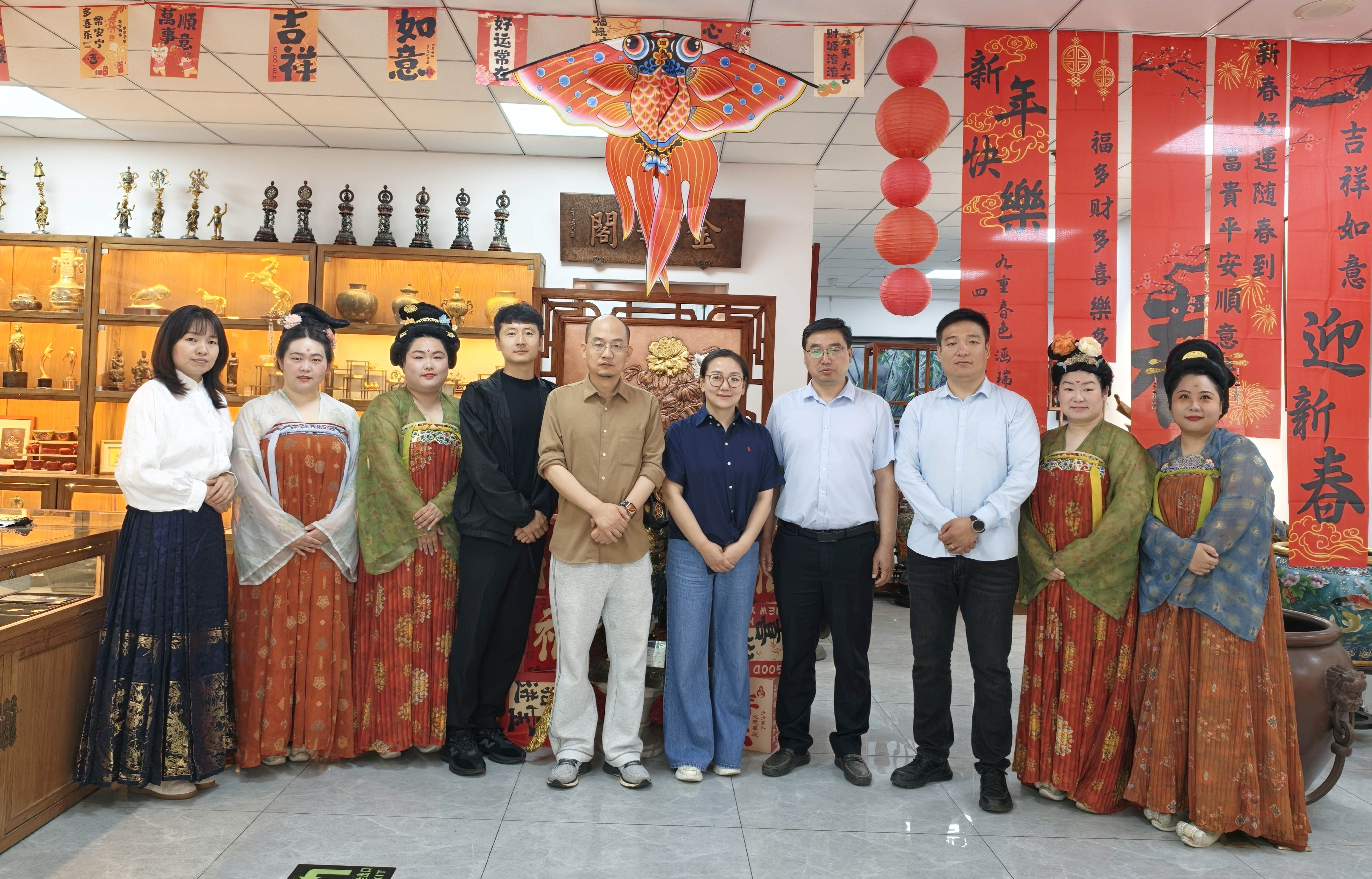 非遺為媒 匠心共鑒丨陜文投集團(tuán)領(lǐng)導(dǎo)一行蒞臨金屬公司考察交流